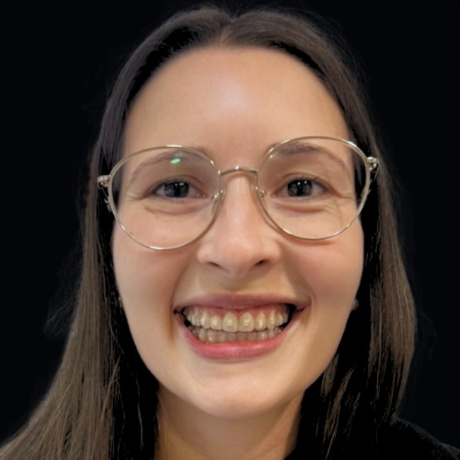 Depois: resultado com alinhadores transparentes, sorriso alinhado e integrado na expressão facial | Centro Dentário da Praça, Vila do Conde

